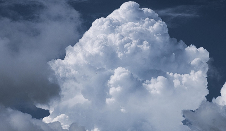 Víkend bude s přeháňkami a bouřkami, teploty se přiblíží 30 stupňům