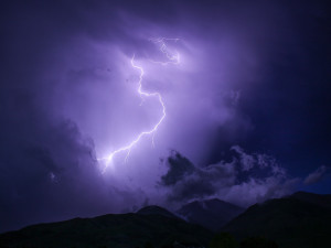 Česko v sobotu zasáhnou silné bouřky, varovali meteorologové