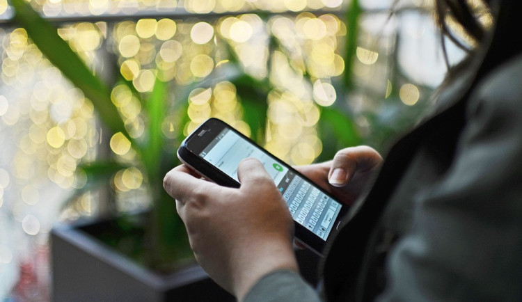 Myslela, že přes WhattsApp komunikuje s nadřízenou. Podvodníkovi poslala 28 tisíc