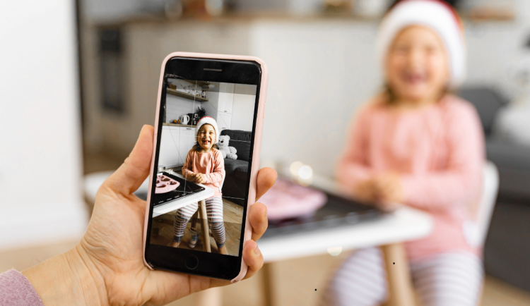 ANKETA: Policie varuje rodiče před neuváženým sdílením dětí na internetu