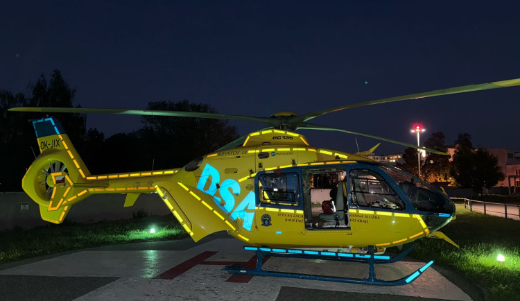 Vystoupení s ohněm skončilo zraněním. Muže do nemocnice transportoval vrtulník