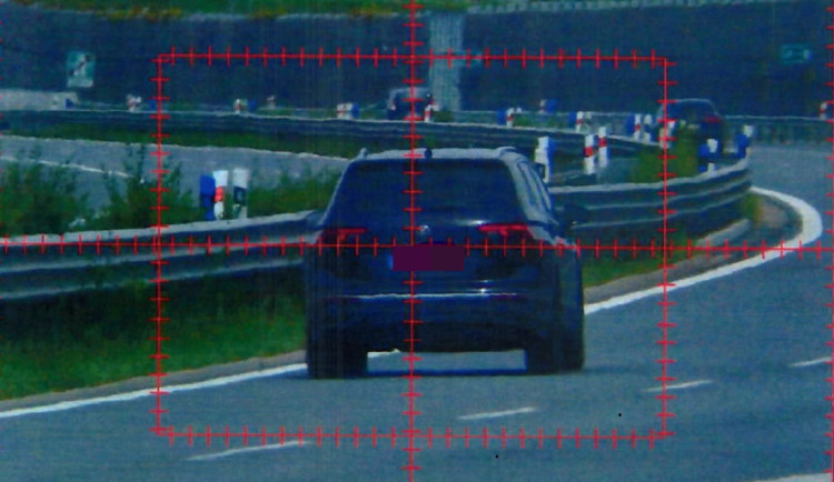 Řidič na D11 překročil rychlost o 56 km/h. Přišel o řidičák