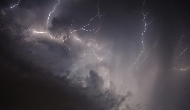 Ve středu hrozí velmi silné bouřky s větrem a krupobitím, varují meteorologové
