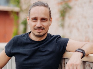 Pomáháme fotbalem se vrací. Charitativní zápas plný známých tváří podpoří Arpidu