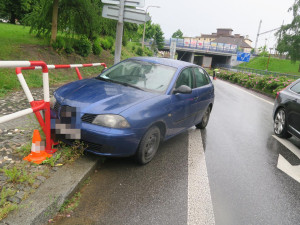 Prchající recidivista vyskočil za jízdy z auta a zmizel v parku. Auto skončilo ve svodidlech