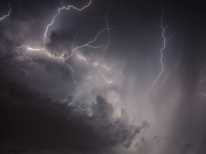 Ve středu hrozí velmi silné bouřky s větrem a krupobitím, varují meteorologové
