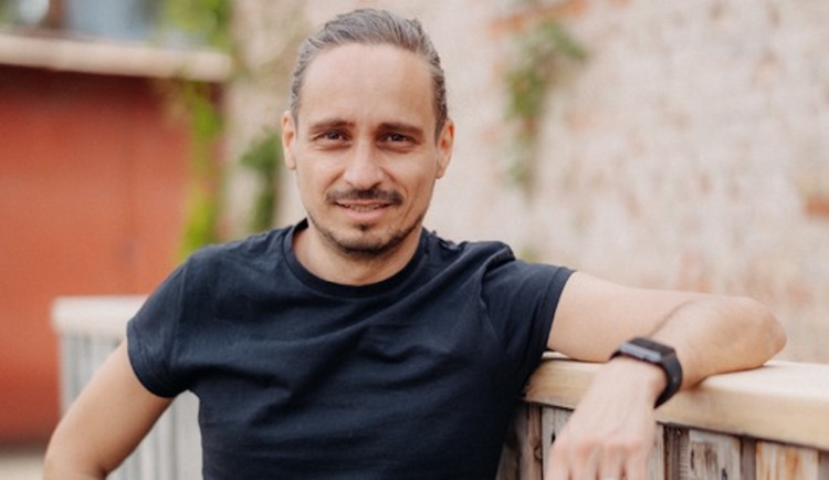 Pomáháme fotbalem se vrací. Charitativní zápas plný známých tváří podpoří Arpidu