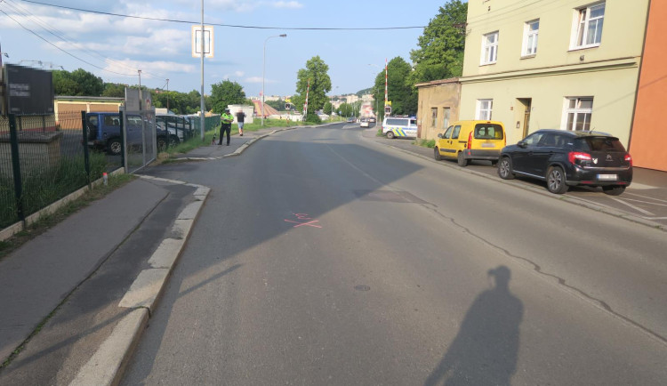 Policisté pátrají po svědcích nehody v Karlových Varech. Zraněn byl cyklista