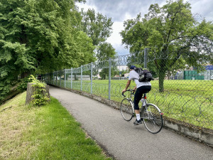 Úzká a obehnaná žiletkovým drátem. Město chce rozšířit nebezpečnou cyklostezku