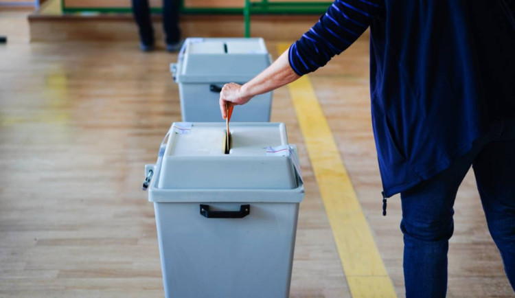 Průzkum: ANO drží první místo, SPD sílí. Bitcoinová kauza se ještě neprojevila