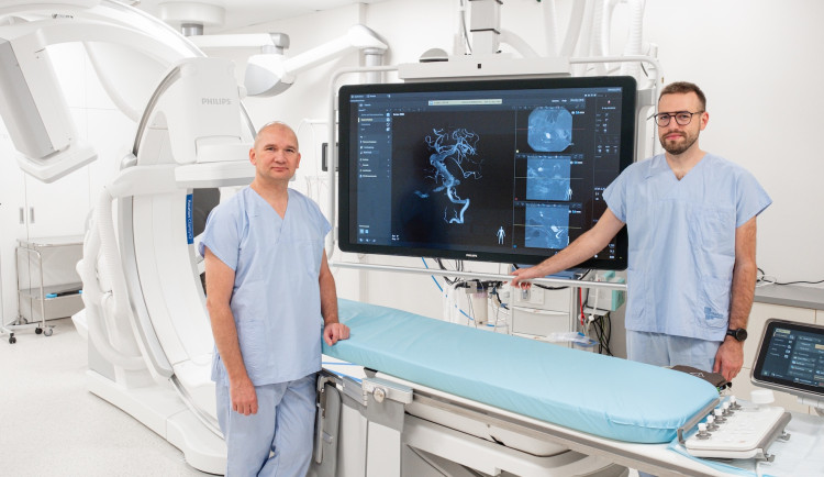 Průlomový zákrok v Budějovicích. Stent zachránil pacienta s výdutí mozkové tepny