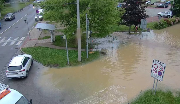 Havárie vodovodu v Českých Budějovicích: Na Branišovské ulici uniká voda.