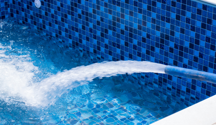 Kdy a jak správně napustit bazén, aby voda nezmizela?