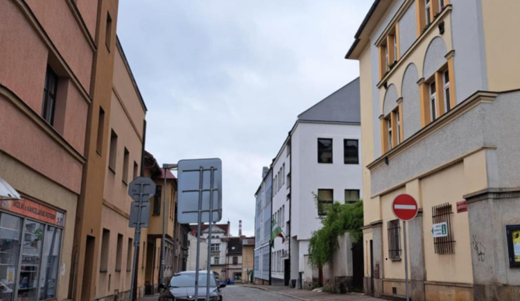 Ve Dvoře Králové se mění směr v Komenského ulici. Cílem je větší bezpečnost