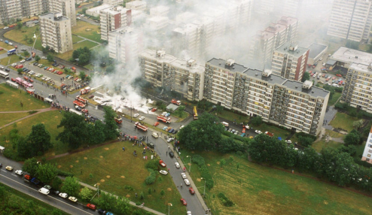 Rána, plameny a všudypřítomný chaos. Před sedmadvaceti lety dopadly na Vltavu dvě stíhačky