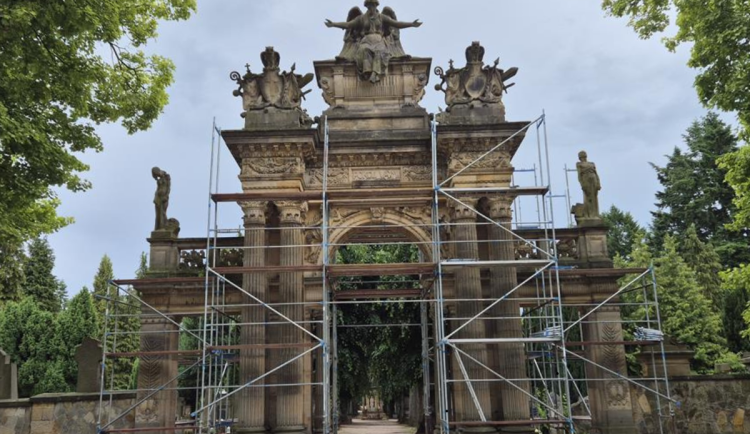 Restaurování hřbitovního portálu na Gothardě v Hořicích začíná