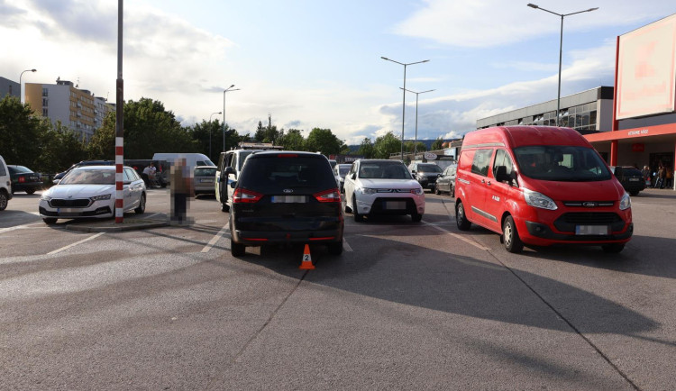 Naboural zaparkované auto a ujel. Neviděli jste řidiče, který nehodu způsobil?