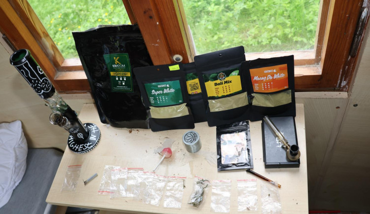 Technoparty skončila tragicky. V chatce našli mrtvého mladíka