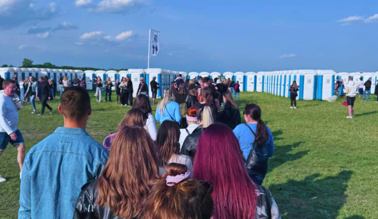 Průzkum ukázal, co vadí návštěvníkům hudebních festivalů. Od záchodů až po drogy