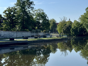 Odpočinková zóna na Slepém rameni se rozrůstá. Zmizelo zábradlí a přibydou další lehátka