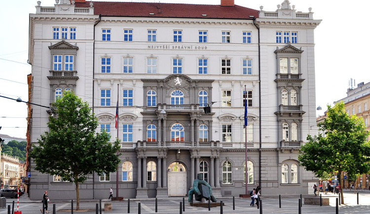 Jedna minuta zastupitelům k přednesení dotazu nestačí, potvrdil NSS