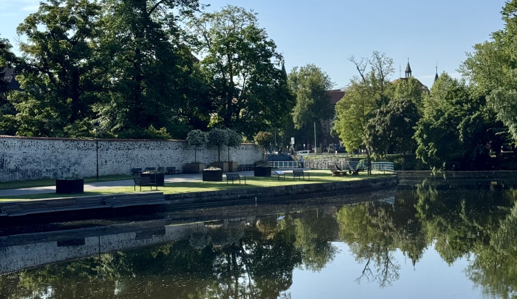 Odpočinková zóna na Slepém rameni se rozrůstá. Zmizelo zábradlí a přibydou další lehátka