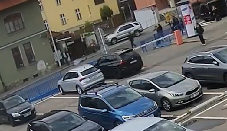 VIDEO: Muž chtěl v Šumperku zavraždit své dvojče, kvůli majetku. Srazil ho autem a mlátil golfovou holí