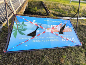 Falešná exekuce nezabrala. Šaráda s nelegální reklamou pokračuje