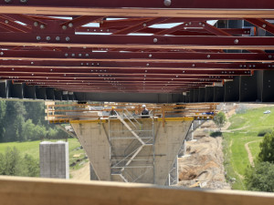 Klíčový moment na stavbě dálnice. U Kaplice vznikají dva nejdelší most na D3