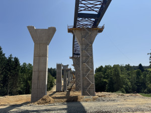 Klíčový moment na stavbě dálnice. U Kaplice vznikají dva nejdelší most na D3