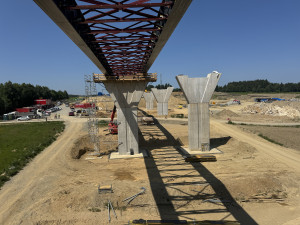 Klíčový moment na stavbě dálnice. U Kaplice vznikají dva nejdelší most na D3