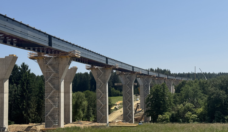 Klíčový moment na stavbě dálnice. U Kaplice vznikají dva nejdelší most na D3