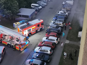 Požár na Máji. Z paneláku se evakuovalo 20 lidí