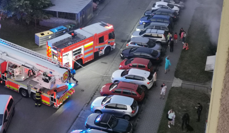 Požár na Máji. Z paneláku se evakuovalo 20 lidí