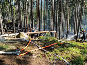 U Stožce na Prachaticku dnes hořel les, místo přes noc hlídá Národní park Šumava