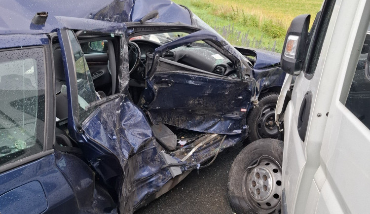 U Štěpánova havarovaly tři vozy. Jednoho z řidičů museli z auta vystříhat hasiči