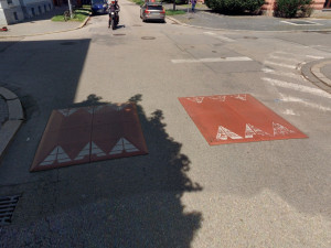 Z centra města zmizí zpomalovací polštáře. Už jsou nadbytečné, zní z radnice