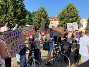 Pískot, urážky a strkanice. Akci Motoristů narušili v Budějovicích aktivisté
