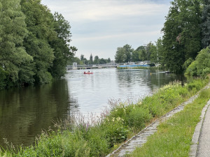 Devítiletá dívka měla u centra Budějc spadnout do řeky. Pátrají po ní policisté a hasiči