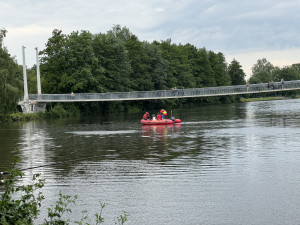 Policie pátrá po devítileté dívce. Měla spadnout do Vltavy