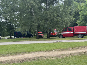 Devítiletá dívka měla u centra Budějc spadnout do řeky. Pátrají po ní policisté a hasiči