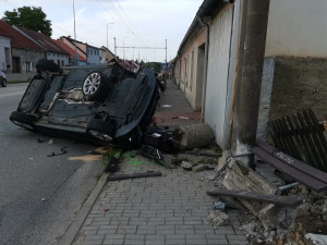 Po srážce dvou vozidel jedno skončilo na chodníku. Tam zranilo dva lidi