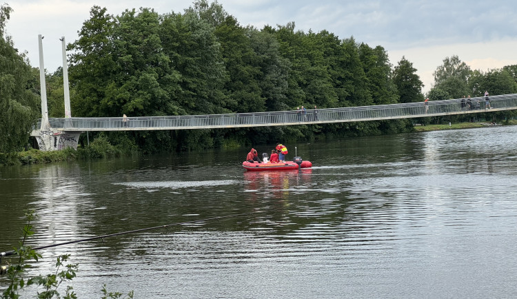 Devítiletá dívka měla u centra Budějc spadnout do řeky. Pátrají po ní policisté a hasiči