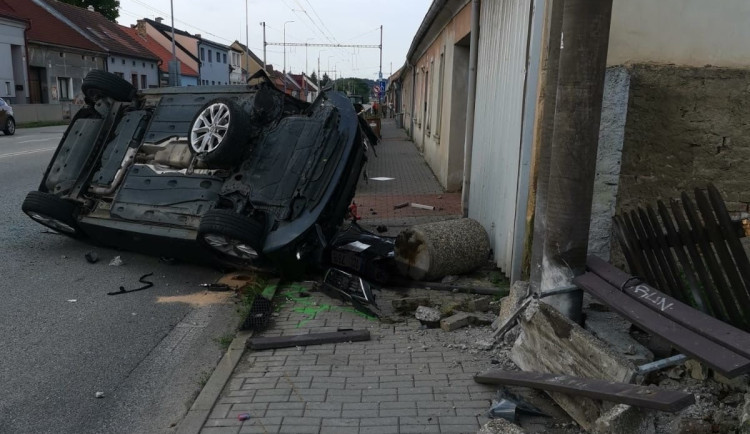 Po srážce dvou vozidel jedno skončilo na chodníku. Tam zranilo dva lidi