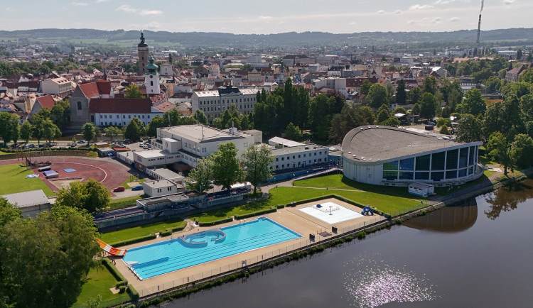 Letní plovárnu v Českých Budějovicích o víkendu navštívilo skoro 2000 lidí
