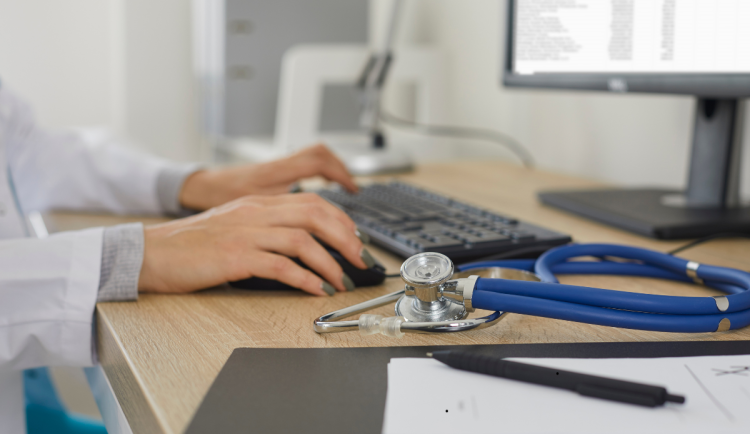 Hradecká nemocnice zavádí elektronickou komunikaci mezi nemocnicí a praktiky