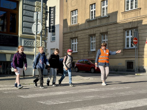 Každý den na přechodu. Paní Zdena pomáhá dětem přes cestu už 13 let