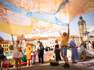 Slavnost Soutok byla slavnostně zahájena 6. 6. v 16 hodin na Náměstí Přemysla Otakara II. akcí Obraz pro moje město (autor: Libor Staněk)