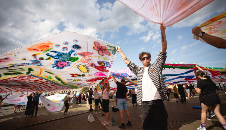 Slavnost Soutok byla slavnostně zahájena 6. 6. v 16 hodin na Náměstí Přemysla Otakara II. akcí Obraz pro moje město (autor: Pavel Balek)