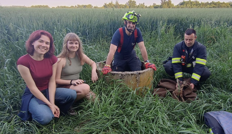 Malé srnče spadlo do betonové struže. Ven mu pomohli hasiči